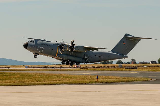 Bundeswehr fliegt mit drei A400M 76 THW-Helfer, 10 Ärzte mit 4 A400M, 29 Tonnen Hilfsgüter ins Erdbebengebiet in Venezuela Der A400M mit der Flugnummer GAF 112 startet mit 5 Besatzungsmitgliedern, 26 THW-Helefern und 9,5 Tonnen Hilfsgütern zum etwa 13-stündigen Flug ins Erdbebengebiet nach Venezuela. Wunstorf Fliegerhorst Wunstorf, LTG 62 Niedersachsen, Region Hannover Germany *** The Bundeswehr is flying 76 THW rescue workers, 10 doctors, and 29 metric tons of relief supplies to the earthquake-stricken area in Venezuela on four A400M aircraft. The A400M with flight number GAF 112 is taking off with a crew of five, 26 THW rescue workers, and 9.5 metric tons of relief supplies for the approximately 13-hour flight to the earthquake-strick