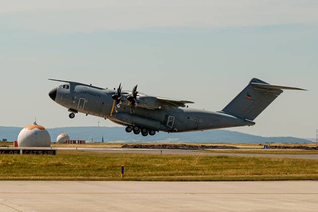 Bundeswehr fliegt mit drei A400M 76 THW-Helfer, 10 Ärzte mit 4 A400M, 29 Tonnen Hilfsgüter ins Erdbebengebiet in Venezuela Der A400M mit der Flugnummer GAF 112 startet mit 5 Besatzungsmitgliedern, 26 THW-Helefern und 9,5 Tonnen Hilfsgütern zum etwa 13-stündigen Flug ins Erdbebengebiet nach Venezuela. Wunstorf Fliegerhorst Wunstorf, LTG 62 Niedersachsen, Region Hannover Germany *** The Bundeswehr is flying 76 THW rescue workers, 10 doctors, and 29 metric tons of relief supplies to the earthquake-stricken area in Venezuela on four A400M aircraft. The A400M with flight number GAF 112 is taking off with a crew of five, 26 THW rescue workers, and 9.5 metric tons of relief supplies for the approximately 13-hour flight to the earthquake-strick