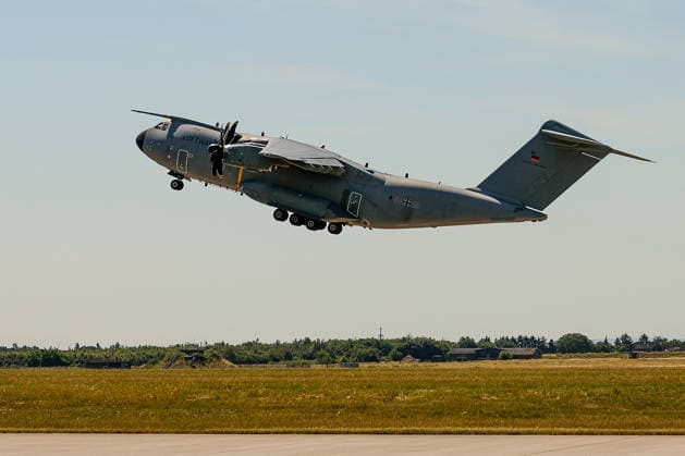 Bundeswehr fliegt mit drei A400M 76 THW-Helfer, 10 Ärzte mit 4 A400M, 29 Tonnen Hilfsgüter ins Erdbebengebiet in Venezuela Der A400M mit der Flugnummer GAF 112 startet mit 5 Besatzungsmitgliedern, 26 THW-Helefern und 9,5 Tonnen Hilfsgütern zum etwa 13-stündigen Flug ins Erdbebengebiet nach Venezuela. Wunstorf Fliegerhorst Wunstorf, LTG 62 Niedersachsen, Region Hannover Germany *** The Bundeswehr is flying 76 THW rescue workers, 10 doctors, and 29 metric tons of relief supplies to the earthquake-stricken area in Venezuela on four A400M aircraft. The A400M with flight number GAF 112 is taking off with a crew of five, 26 THW rescue workers, and 9.5 metric tons of relief supplies for the approximately 13-hour flight to the earthquake-strick