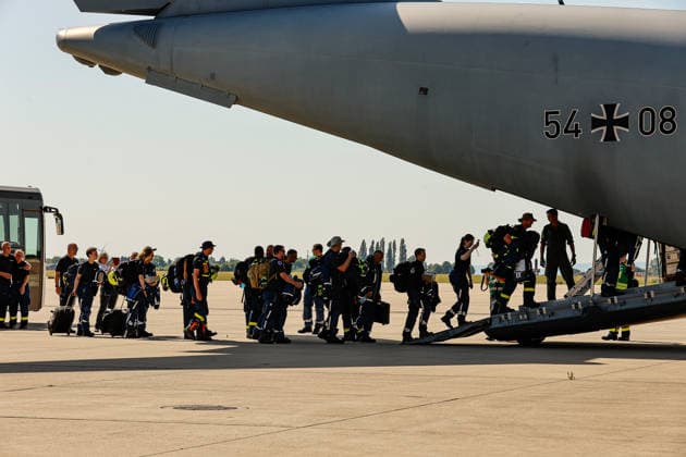 Bundeswehr fliegt mit drei A400M 76 THW-Helfer, 10 Ärzte mit 4 A400M, 29 Tonnen Hilfsgüter ins Erdbebengebiet in Venezuela Die THW-Helfer sind an einem A400M eingetroffen. Sie wurden von der THW-Präsidentin Sabine Lackner veranschiedet. Die Flugzeit nach Venezuela, samt einem Tankstopp, dauert etwa 13 Stunden. Wunstorf Fliegerhorst Wunstorf, LTG 62 Niedersachsen, Region Hannover Germany *** The Bundeswehr is flying 76 THW volunteers and 10 doctors to the earthquake-stricken area in Venezuela on four A400M aircraft, 29 metric tons of relief supplies to the earthquake-stricken area in Venezuela. The THW volunteers arrived on an A400M. They were seen off by THW President Sabine Lackner. The flight time to Venezuela, including a refueling st