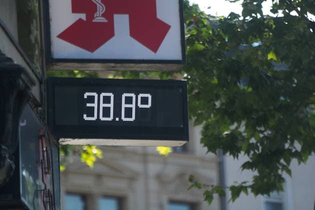 Heatwave In Cologne A temperature display is seen as a heatwave reaches Cologne, Germany, with temperatures reaching up to 38 degrees Celsius on June 26, 2026. cologne Germany  Copyright: xYingxTangx originalFilename: tang-heatinco260626_npCyf.jpg