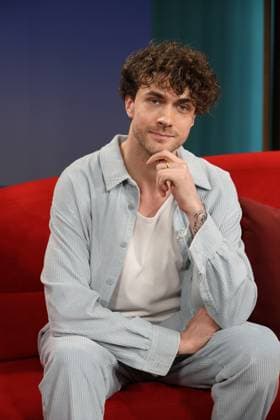 Timon Krause, Mentalist, Autor, Gedankenleser und Hypnotiseur, zu Gast in der Fernsehsendung DAS! Rote Sofa, eine Live-Talksendung des Norddeutschen Rundfunks, Fototermin am 26.6.2026 im Fernsehstudio des NDR in Hamburg Lokstedt *** Timon Krause, mentalist, author, mind reader, and hypnotist, appeared as a guest on the television show *DAS Rote Sofa*, a live talk show produced by Norddeutscher Rundfunk (NDR); photo op on June 26, 2026, at the NDR television studio in Hamburg-Lokstedt