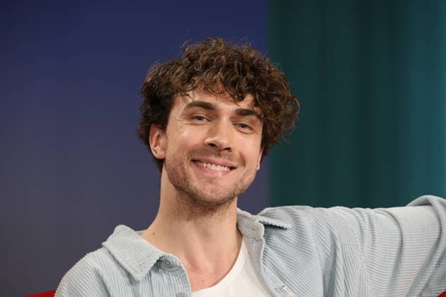 Timon Krause, Mentalist, Autor, Gedankenleser und Hypnotiseur, zu Gast in der Fernsehsendung DAS! Rote Sofa, eine Live-Talksendung des Norddeutschen Rundfunks, Fototermin am 26.6.2026 im Fernsehstudio des NDR in Hamburg Lokstedt *** Timon Krause, mentalist, author, mind reader, and hypnotist, appeared as a guest on the television show *DAS Rote Sofa*, a live talk show produced by Norddeutscher Rundfunk (NDR); photo op on June 26, 2026, at the NDR television studio in Hamburg-Lokstedt