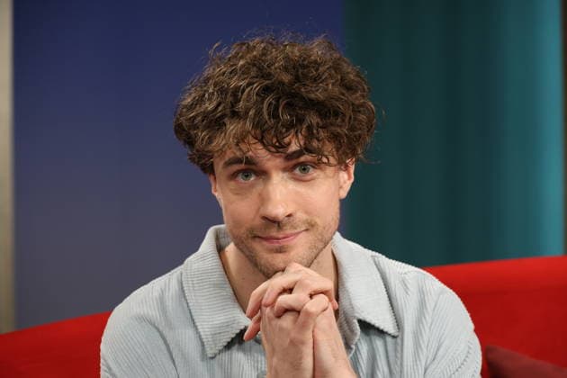 Timon Krause, Mentalist, Autor, Gedankenleser und Hypnotiseur, zu Gast in der Fernsehsendung DAS! Rote Sofa, eine Live-Talksendung des Norddeutschen Rundfunks, Fototermin am 26.6.2026 im Fernsehstudio des NDR in Hamburg Lokstedt *** Timon Krause, mentalist, author, mind reader, and hypnotist, appeared as a guest on the television show *DAS Rote Sofa*, a live talk show produced by Norddeutscher Rundfunk (NDR); photo op on June 26, 2026, at the NDR television studio in Hamburg-Lokstedt