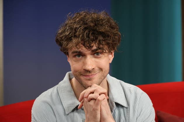Timon Krause, Mentalist, Autor, Gedankenleser und Hypnotiseur, zu Gast in der Fernsehsendung DAS! Rote Sofa, eine Live-Talksendung des Norddeutschen Rundfunks, Fototermin am 26.6.2026 im Fernsehstudio des NDR in Hamburg Lokstedt *** Timon Krause, mentalist, author, mind reader, and hypnotist, appeared as a guest on the television show *DAS Rote Sofa*, a live talk show produced by Norddeutscher Rundfunk (NDR); photo op on June 26, 2026, at the NDR television studio in Hamburg-Lokstedt