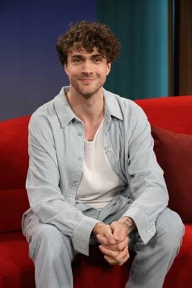 Timon Krause, Mentalist, Autor, Gedankenleser und Hypnotiseur, zu Gast in der Fernsehsendung DAS! Rote Sofa, eine Live-Talksendung des Norddeutschen Rundfunks, Fototermin am 26.6.2026 im Fernsehstudio des NDR in Hamburg Lokstedt *** Timon Krause, mentalist, author, mind reader, and hypnotist, appeared as a guest on the television show *DAS Rote Sofa*, a live talk show produced by Norddeutscher Rundfunk (NDR); photo op on June 26, 2026, at the NDR television studio in Hamburg-Lokstedt