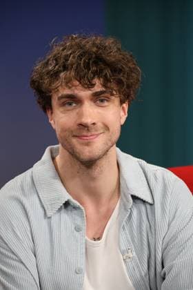 Timon Krause, Mentalist, Autor, Gedankenleser und Hypnotiseur, zu Gast in der Fernsehsendung DAS! Rote Sofa, eine Live-Talksendung des Norddeutschen Rundfunks, Fototermin am 26.6.2026 im Fernsehstudio des NDR in Hamburg Lokstedt *** Timon Krause, mentalist, author, mind reader, and hypnotist, appeared as a guest on the television show *DAS Rote Sofa*, a live talk show produced by Norddeutscher Rundfunk (NDR); photo op on June 26, 2026, at the NDR television studio in Hamburg-Lokstedt
