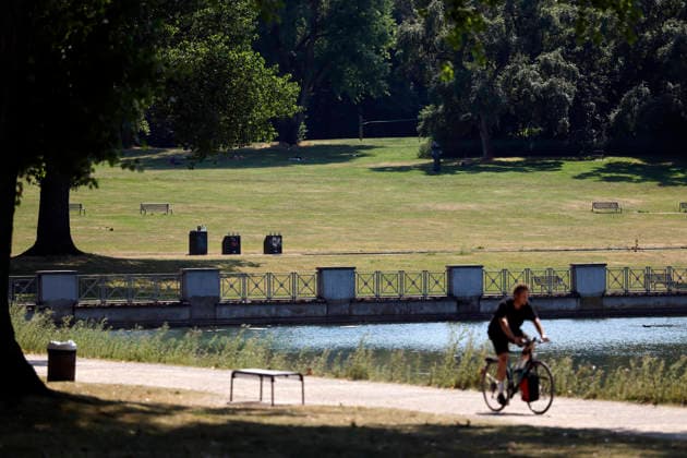 Ein Radfahrer fährt am Aachener Weiher entlang, während im Schatten der Bäume Parkbesucher der Hitze ausharren. Laut einer Messstation des Deutschen Wetterdienst DWD fiel am heutigen Freitag der deutsche Hitze-Rekord, es war mit 41,3 Grad im Saarland so heiß wie noch nie in Deutschland seit Beginn der Wetteraufzeichnungen. (Themenbild, Symbolbild) Köln, 26.06.2026 NRW Deutschland *** A cyclist rides along the Aachener Weiher while park visitors wait out the heat in the shade of the trees. According to a measuring station operated by the German Weather Service (DWD), the German heat record was broken today, Friday, with a temperature of 41.3 degrees in Saarland—the hottest it has ever been in Germany since weather records began. Feature Copyright: xChristophxHardtx