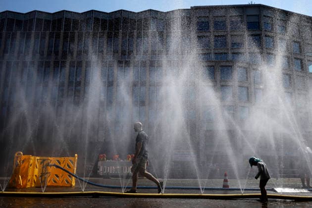 Passanten erfrischen sich an Wasserfontänen, die von der Stadt Köln im Rahmen der Hitzeaktion Cooling Cologne auf dem Rudolfplatz ausgelegt wurden. Laut einer Messstation des Deutschen Wetterdienst DWD fiel am heutigen Freitag der deutsche Hitze-Rekord, es war mit 41,3 Grad im Saarland so heiß wie noch nie in Deutschland seit Beginn der Wetteraufzeichnungen. (Themenbild, Symbolbild) Köln, 26.06.2026 NRW Deutschland *** Passersby cool off at water fountains set up by the City of Cologne on Rudolfplatz as part of the Cooling Cologne heat relief initiative. According to a measuring station operated by the German Weather Service (DWD), the German heat record was broken today, Friday, with a temperature of 41.3 degrees in Saarland—the ho Copyright: xChristophxHardtx