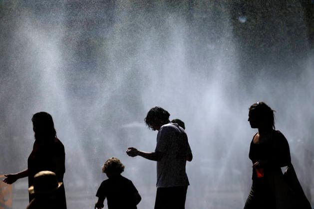 Passanten erfrischen sich an Wasserfontänen, die von der Stadt Köln im Rahmen der Hitzeaktion Cooling Cologne auf dem Rudolfplatz ausgelegt wurden. Laut einer Messstation des Deutschen Wetterdienst DWD fiel am heutigen Freitag der deutsche Hitze-Rekord, es war mit 41,3 Grad im Saarland so heiß wie noch nie in Deutschland seit Beginn der Wetteraufzeichnungen. (Themenbild, Symbolbild) Köln, 26.06.2026 NRW Deutschland *** Passersby cool off at water fountains set up by the City of Cologne on Rudolfplatz as part of the Cooling Cologne heat relief initiative. According to a measuring station operated by the German Weather Service (DWD), the German heat record was broken today, Friday, with a temperature of 41.3 degrees in Saarland—the ho Copyright: xChristophxHardtx