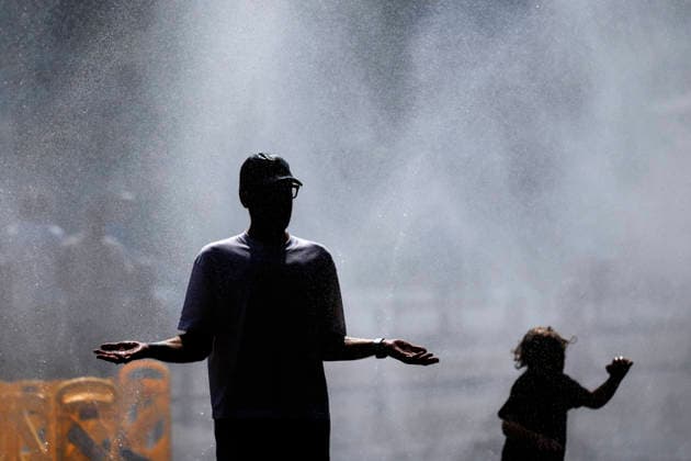 Passanten erfrischen sich an Wasserfontänen, die von der Stadt Köln im Rahmen der Hitzeaktion Cooling Cologne auf dem Rudolfplatz ausgelegt wurden. Laut einer Messstation des Deutschen Wetterdienst DWD fiel am heutigen Freitag der deutsche Hitze-Rekord, es war mit 41,3 Grad im Saarland so heiß wie noch nie in Deutschland seit Beginn der Wetteraufzeichnungen. (Themenbild, Symbolbild) Köln, 26.06.2026 NRW Deutschland *** Passersby cool off at water fountains set up by the City of Cologne on Rudolfplatz as part of the Cooling Cologne heat relief initiative. According to a measuring station operated by the German Weather Service (DWD), the German heat record was broken today, Friday, with a temperature of 41.3 degrees in Saarland—the ho Copyright: xChristophxHardtx