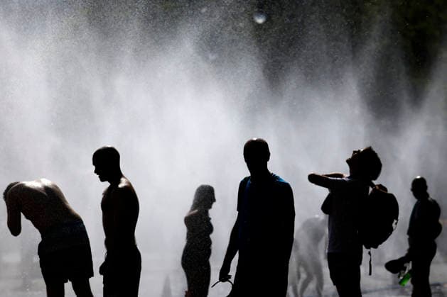 Passanten erfrischen sich an Wasserfontänen, die von der Stadt Köln im Rahmen der Hitzeaktion Cooling Cologne auf dem Rudolfplatz ausgelegt wurden. Laut einer Messstation des Deutschen Wetterdienst DWD fiel am heutigen Freitag der deutsche Hitze-Rekord, es war mit 41,3 Grad im Saarland so heiß wie noch nie in Deutschland seit Beginn der Wetteraufzeichnungen. (Themenbild, Symbolbild) Köln, 26.06.2026 NRW Deutschland *** Passersby cool off at water fountains set up by the City of Cologne on Rudolfplatz as part of the Cooling Cologne heat relief initiative. According to a measuring station operated by the German Weather Service (DWD), the German heat record was broken today, Friday, with a temperature of 41.3 degrees in Saarland—the ho Copyright: xChristophxHardtx