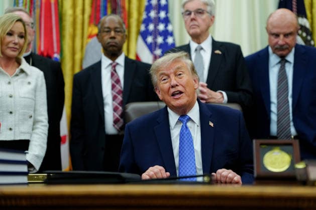 June 26, 2026, Washington, District Of Columbia, USA: Paula White-Cain, senior advisor to the White House Faith Office, from left, Ben Carson, national advisor for nutrition, health, and housing at the Department of Agriculture (USDA), US President Donald Trump, Dan Patrick, lieutenant governor of Texas, and Dr. Phil McGraw in the Oval Office of the White House in Washington, DC, US, on Friday, June 26, 2026. Trump is speaking on the report released by the White House Religious Liberty Commission, which was established by executive order last year. Photographer: Aaron Schwartz CNP Bloomberg Washington USA - ZUMAs152 20260626_faa_s152_039 Copyright: xAaronxSchwartzx-xPoolxviaxCNPx