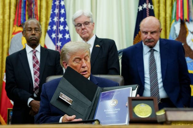 June 26, 2026, Washington, District Of Columbia, USA: Ben Carson, national advisor for nutrition, health, and housing at the United States Department of Agriculture (USDA), from left, US President Donald Trump, Dan Patrick, lieutenant governor of Texas, and Dr. Phil McGraw in the Oval Office of the White House in Washington, DC, USA, on Friday, June 26, 2026. President Trump is speaking on the report released by the White House Religious Liberty Commission, which was established by executive order last year Washington USA - ZUMAs152 20260626_faa_s152_041 Copyright: xAaronxSchwartzx-xPoolxviaxCNPx