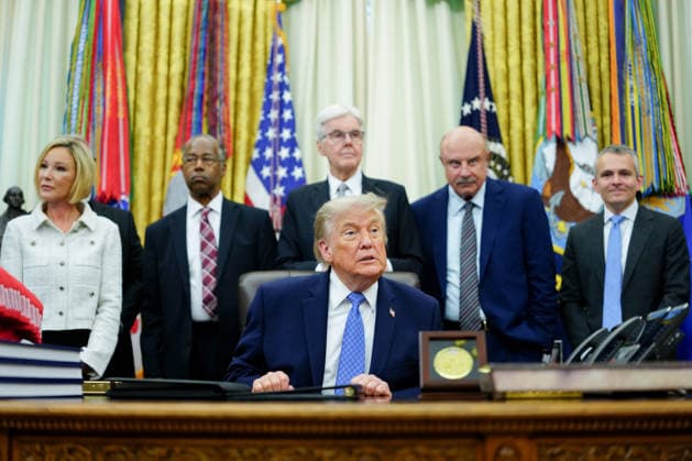 June 26, 2026, Washington, District Of Columbia, USA: Paula White-Cain, senior advisor to the White House Faith Office, from left, Ben Carson, national advisor for nutrition, health, and housing at the Department of Agriculture (USDA), US President Donald Trump, Dan Patrick, lieutenant governor of Texas, and Dr. Phil McGraw in the Oval Office of the White House in Washington, DC, US, on Friday, June 26, 2026. Trump is speaking on the report released by the White House Religious Liberty Commission, which was established by executive order last year. Photographer: Aaron Schwartz CNP Bloomberg Washington USA - ZUMAs152 20260626_faa_s152_053 Copyright: xAaronxSchwartzx-xPoolxviaxCNPx