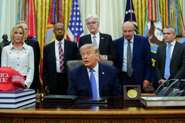 June 26, 2026, Washington, District Of Columbia, USA: Paula White-Cain, senior advisor to the White House Faith Office, from left, Ben Carson, national advisor for nutrition, health, and housing at the Department of Agriculture (USDA), US President Donald Trump, Dan Patrick, lieutenant governor of Texas, and Dr. Phil McGraw in the Oval Office of the White House in Washington, DC, US, on Friday, June 26, 2026. Trump is speaking on the report released by the White House Religious Liberty Commission, which was established by executive order last year. Photographer: Aaron Schartz CNP Bloomberg Washington USA - ZUMAs152 20260626_faa_s152_071 Copyright: xAaronxSchwartzx-xPoolxviaxCNPx