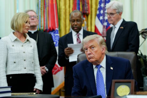 June 26, 2026, Washington, District Of Columbia, USA: Paula White-Cain, senior advisor to the White House Faith Office, Ben Carson, national advisor for nutrition, health, and housing at the United States Department of Agriculture (USDA), US President Donald J Trump, and Dan Patrick, lieutenant governor of Texas, in the Oval Office of the White House in Washington, DC, US, on Friday, June 26, 2026. Trump is speaking on the report released by the White House Religious Liberty Commission, which was established by executive order last year Washington USA - ZUMAs152 20260626_faa_s152_078 Copyright: xAaronxSchwartzx-xPoolxviaxCNPx