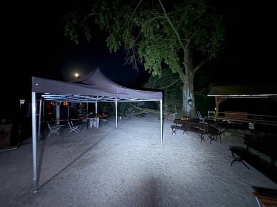 260627BaumBiergarten News ID: EN 2026-06-27 Dicker und mehrerer Meter langer Ast stürzte in besetzten Biergarten Über 12 Verletzte und Großeinsatz der Rettungskräfte Steinberg Vogtland. Für die Gäste in einer Gaststätte auf der Steinbergstraße im Steinberger Ortsteil Wildenau sollte es ein entspannter Abend im Biergarten werden. Dieser endete allerdings in deinem Unglück. Aus noch ungeklärter Ursache brach gegen 20:40 Uhr ein dicker, mehrerer Meter langer Ast von einem Baum ab und stürzte auf mehrere, mit Personen besetzte Tischgruppen. Mehrere Personen wurden durch den tonnenschweren Ast getroffen und laut Polizei unter dem Ast eingeklemmt. Umgehend rückte ein Großaufgebot an Rettungskräften zu der Gaststätte aus. Vor Ort