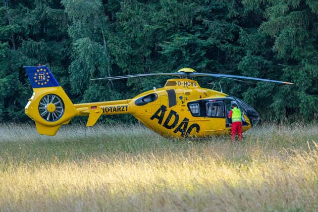260627BaumBiergarten News ID: EN 2026-06-27 Dicker und mehrerer Meter langer Ast stürzte in besetzten Biergarten Über 12 Verletzte und Großeinsatz der Rettungskräfte Steinberg Vogtland. Für die Gäste in einer Gaststätte auf der Steinbergstraße im Steinberger Ortsteil Wildenau sollte es ein entspannter Abend im Biergarten werden. Dieser endete allerdings in deinem Unglück. Aus noch ungeklärter Ursache brach gegen 20:40 Uhr ein dicker, mehrerer Meter langer Ast von einem Baum ab und stürzte auf mehrere, mit Personen besetzte Tischgruppen. Mehrere Personen wurden durch den tonnenschweren Ast getroffen und laut Polizei unter dem Ast eingeklemmt. Umgehend rückte ein Großaufgebot an Rettungskräften zu der Gaststätte aus. Vor Ort