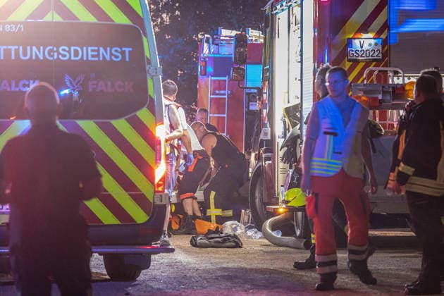 260627BaumBiergarten News ID: EN 2026-06-27 Dicker und mehrerer Meter langer Ast stürzte in besetzten Biergarten Über 12 Verletzte und Großeinsatz der Rettungskräfte Steinberg Vogtland. Für die Gäste in einer Gaststätte auf der Steinbergstraße im Steinberger Ortsteil Wildenau sollte es ein entspannter Abend im Biergarten werden. Dieser endete allerdings in deinem Unglück. Aus noch ungeklärter Ursache brach gegen 20:40 Uhr ein dicker, mehrerer Meter langer Ast von einem Baum ab und stürzte auf mehrere, mit Personen besetzte Tischgruppen. Mehrere Personen wurden durch den tonnenschweren Ast getroffen und laut Polizei unter dem Ast eingeklemmt. Umgehend rückte ein Großaufgebot an Rettungskräften zu der Gaststätte aus. Vor Ort