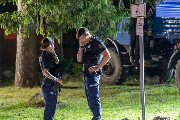 260627BaumBiergarten News ID: EN 2026-06-27 Dicker und mehrerer Meter langer Ast stürzte in besetzten Biergarten Über 12 Verletzte und Großeinsatz der Rettungskräfte Steinberg Vogtland. Für die Gäste in einer Gaststätte auf der Steinbergstraße im Steinberger Ortsteil Wildenau sollte es ein entspannter Abend im Biergarten werden. Dieser endete allerdings in deinem Unglück. Aus noch ungeklärter Ursache brach gegen 20:40 Uhr ein dicker, mehrerer Meter langer Ast von einem Baum ab und stürzte auf mehrere, mit Personen besetzte Tischgruppen. Mehrere Personen wurden durch den tonnenschweren Ast getroffen und laut Polizei unter dem Ast eingeklemmt. Umgehend rückte ein Großaufgebot an Rettungskräften zu der Gaststätte aus. Vor Ort