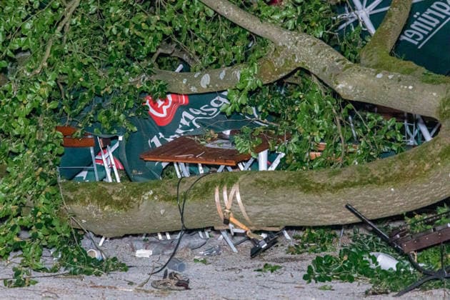 260627BaumBiergarten News ID: EN 2026-06-27 Dicker und mehrerer Meter langer Ast stürzte in besetzten Biergarten Über 12 Verletzte und Großeinsatz der Rettungskräfte Steinberg Vogtland. Für die Gäste in einer Gaststätte auf der Steinbergstraße im Steinberger Ortsteil Wildenau sollte es ein entspannter Abend im Biergarten werden. Dieser endete allerdings in deinem Unglück. Aus noch ungeklärter Ursache brach gegen 20:40 Uhr ein dicker, mehrerer Meter langer Ast von einem Baum ab und stürzte auf mehrere, mit Personen besetzte Tischgruppen. Mehrere Personen wurden durch den tonnenschweren Ast getroffen und laut Polizei unter dem Ast eingeklemmt. Umgehend rückte ein Großaufgebot an Rettungskräften zu der Gaststätte aus. Vor Ort