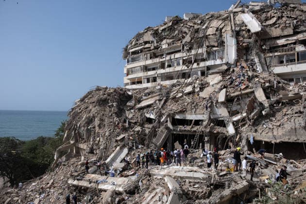 Search continues as Venezuela earthquake death toll climbs to 920 LA GUAIRA, VENEZUELA - JUNE 26: Family members and volunteers search through the rubble after two 17-story buildings at the Belo Horizonte residential complex collapsed in Catia La Mar, La Guaira, Venezuela, on June 26, 2026. The death toll from the earthquakes in Venezuela has risen to 920, while rescue efforts continue with limited equipment as some bodies have been recovered and many others are believed to remain buried beneath the debris. Diko Betancourt Anadolu La Guaira Venezuela. Editorial use only. Please get in touch for any other usage.  Copyright: x2026xAnadoluxDikoxBetancourtx