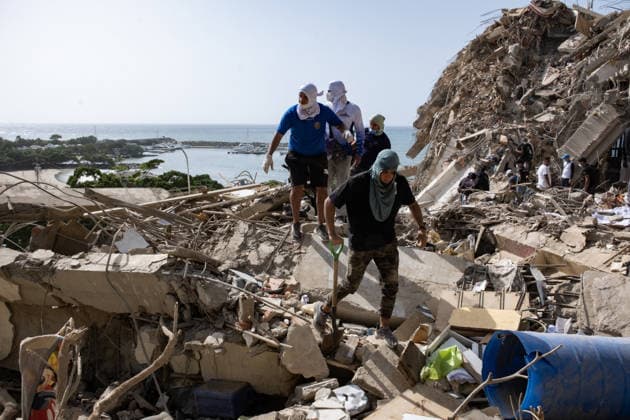 Search continues as Venezuela earthquake death toll climbs to 920 LA GUAIRA, VENEZUELA - JUNE 26: Family members and volunteers search through the rubble after two 17-story buildings at the Belo Horizonte residential complex collapsed in Catia La Mar, La Guaira, Venezuela, on June 26, 2026. The death toll from the earthquakes in Venezuela has risen to 920, while rescue efforts continue with limited equipment as some bodies have been recovered and many others are believed to remain buried beneath the debris. Diko Betancourt Anadolu La Guaira Venezuela. Editorial use only. Please get in touch for any other usage.  Copyright: x2026xAnadoluxDikoxBetancourtx