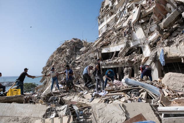 Search continues as Venezuela earthquake death toll climbs to 920 LA GUAIRA, VENEZUELA - JUNE 26: Family members and volunteers search through the rubble after two 17-story buildings at the Belo Horizonte residential complex collapsed in Catia La Mar, La Guaira, Venezuela, on June 26, 2026. The death toll from the earthquakes in Venezuela has risen to 920, while rescue efforts continue with limited equipment as some bodies have been recovered and many others are believed to remain buried beneath the debris. Diko Betancourt Anadolu La Guaira Venezuela. Editorial use only. Please get in touch for any other usage.  Copyright: x2026xAnadoluxDikoxBetancourtx