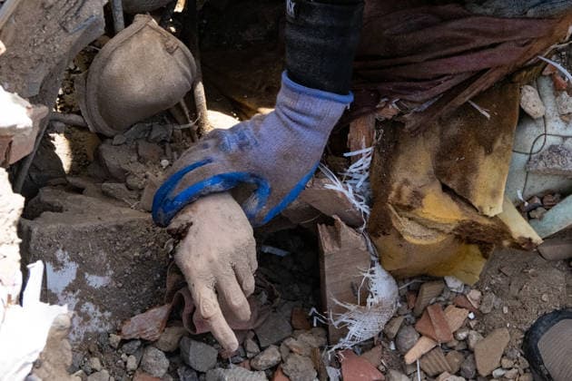 Search continues as Venezuela earthquake death toll climbs to 920 LA GUAIRA, VENEZUELA - JUNE 26: (EDITORS NOTE: Image depicts death) Family members and volunteers search through the rubble after two 17-story buildings at the Belo Horizonte residential complex collapsed in Catia La Mar, La Guaira, Venezuela, on June 26, 2026. The death toll from the earthquakes in Venezuela has risen to 920, while rescue efforts continue with limited equipment as some bodies have been recovered and many others are believed to remain buried beneath the debris. Diko Betancourt Anadolu La Guaira Venezuela. Editorial use only. Please get in touch for any other usage.  Copyright: x2026xAnadoluxDikoxBetancourtx