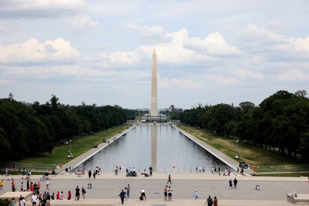 June 26, 2026, Washington, District Of Columbia, USA: Members of the U.S. Army patrol and workers clean the algae from the United States Capitol Reflecting Pool, with fencing around the pool, following renovations made by President Donald Trump in the previous month. Washington USA  - ZUMAg247 20260626_znp_g247_004 Copyright: xGagexSkidmorex