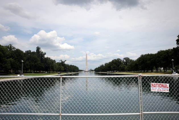 June 26, 2026, Washington, District Of Columbia, USA: Members of the U.S. Army patrol and workers clean the algae from the United States Capitol Reflecting Pool, with fencing around the pool, following renovations made by President Donald Trump in the previous month. Washington USA - ZUMAg247 20260626_znp_g247_005 Copyright: xGagexSkidmorex