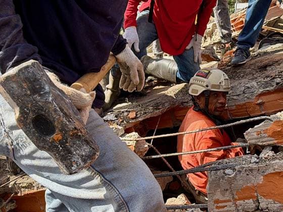 Search for people trapped under rubble continues in Venezuela s La Guaira LA GUAIRA, VENEZUELA - JUNE 26: Search and rescue operations continue at the sites of collapsed buildings in Macuto, La Guaira, Venezuela, following the earthquakes on June 26, 2026. Emergency crews continued efforts to locate and rescue people trapped beneath the rubble. Venezuela was hit with a 4.7 magnitude earthquake Friday as the nation recovers from devastating earthquakes earlier this week. The US Geological Survey (USGS) reported that an aftershock was felt 54 kilometers (34 miles) north of El Limon, at a depth of 10 kilometers, at 2216GMT, keeping traumatized survivors on edge amid rescue operations. International aid and search and rescue parties have been d  Copyright: x2026xAnadoluxJulioxUrribarrix