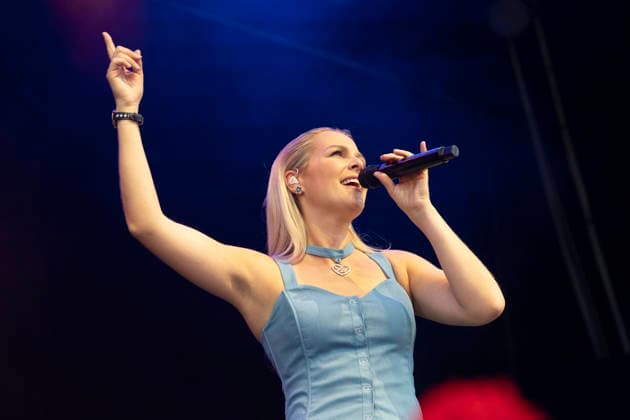 26.06.2026, Klosters-Serneus, Schulhaus Bündelti, Gatschiefer Openair, Linda Fäh Klosters-Serneus Schulhaus Bündelti Grisons Switzerland Copyright: xJustPictures.ch AlexanderxRaemyx jp-de-AlRa-DSC08997