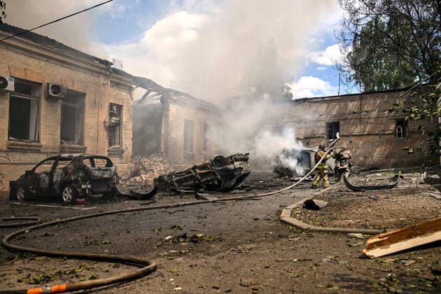 Russian occupiers attack Zaporizhzhia with ballistic missiles Rescuers from the State Emergency Service pour water onto a burning car that caught fire due to a Russian attack, Zaporizhzhia, Ukraine, June 26, 2026. In the afternoon, Russian forces launched two ballistic missiles at the city centre. The attack partially destroyed a one-storey office building, damaged warehouses, shattered windows and damaged the facades and roofs of nearby residential buildings, and set four cars on fire. At least 15 people were injured, including a nine-year-old child., Credit:Dmytro Smolienko Ukrinform Avalon Ukraine, Zaporizhzhia  Copyright: xDmytroxSmolienkox xUkrinformx xAvalonx 1112721256