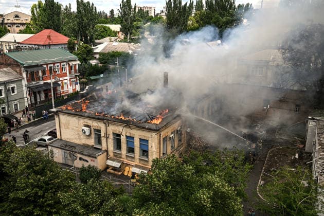 Russian occupiers attack Zaporizhzhia with ballistic missiles Rescuers from the State Emergency Service pour water to extinguish a fire in a one-storey building, Zaporizhzhia, Ukraine, June 26, 2026. In the afternoon, Russian forces launched two ballistic missiles at the city centre. The attack partially destroyed a one-storey office building, damaged warehouses, shattered windows and damaged the facades and roofs of nearby residential buildings, and set four cars on fire. At least 15 people were injured, including a nine-year-old child., Credit:Dmytro Smolienko Ukrinform Avalon Ukraine, Zaporizhzhia  Copyright: xDmytroxSmolienkox xUkrinformx xAvalonx 1112721280