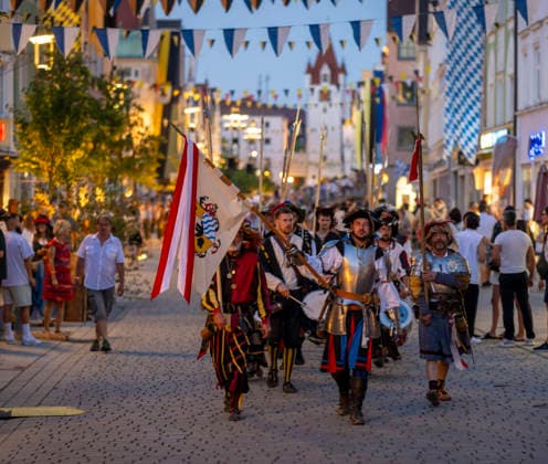 News Bilder des Tages 26.06.2026, Frundsbergfest Mindelheim 2026, ein bekanntes Historisches-Fest im Unterallgäu mit tausenden Mitwirkenden. Die Kreisstadt Mindelheim kehrt für eine Woche ins Mittelalter zurück und feiert ihre historische Geschichte. Am ersten Freitag ist Stimmungsvolles Altstadtfest und Lagerleben in den Gassen und Strassen der Innenstadt angesagt. 26.06.2026, Frundsbergfest Mindelheim 2026 26.06.2026, Frundsbergfest Mindelheim 2026 *** June 26, 2026, Frundsbergfest Mindelheim 2026, a well-known historical festival in the Unterallgäu region with thousands of participants. The county seat of Mindelheim returns to the Middle Ages for a week to celebrate its rich history. On the first Friday, visitors can enjoy a lively Old Town festival and