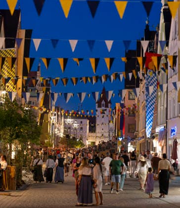 26.06.2026, Frundsbergfest Mindelheim 2026, ein bekanntes Historisches-Fest im Unterallgäu mit tausenden Mitwirkenden. Die Kreisstadt Mindelheim kehrt für eine Woche ins Mittelalter zurück und feiert ihre historische Geschichte. Am ersten Freitag ist Stimmungsvolles Altstadtfest und Lagerleben in den Gassen und Strassen der Innenstadt angesagt. 26.06.2026, Frundsbergfest Mindelheim 2026 26.06.2026, Frundsbergfest Mindelheim 2026 *** June 26, 2026, Frundsbergfest Mindelheim 2026, a well-known historical festival in the Unterallgäu region with thousands of participants. The county seat of Mindelheim returns to the Middle Ages for a week to celebrate its rich history. On the first Friday, visitors can enjoy an atmospheric Old Town festiv