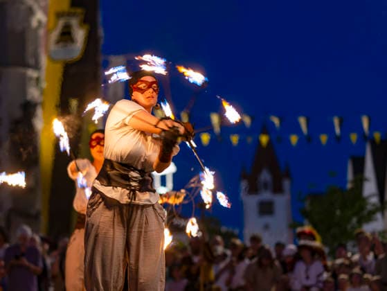 26.06.2026, Frundsbergfest Mindelheim 2026, ein bekanntes Historisches-Fest im Unterallgäu mit tausenden Mitwirkenden. Die Kreisstadt Mindelheim kehrt für eine Woche ins Mittelalter zurück und feiert ihre historische Geschichte. Am ersten Freitag ist Stimmungsvolles Altstadtfest und Lagerleben in den Gassen und Strassen der Innenstadt angesagt. Feuershow am Marienplatz. 26.06.2026, Frundsbergfest Mindelheim 2026 26.06.2026, Frundsbergfest Mindelheim 2026 *** June 26, 2026, Frundsbergfest Mindelheim 2026, a well-known historical festival in the Unterallgäu region with thousands of participants. The district town of Mindelheim returns to the Middle Ages for a week and celebrates its rich history. On the first Friday, visitors can enjoy