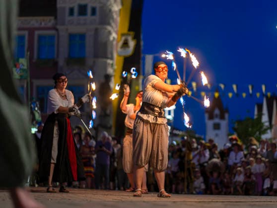 26.06.2026, Frundsbergfest Mindelheim 2026, ein bekanntes Historisches-Fest im Unterallgäu mit tausenden Mitwirkenden. Die Kreisstadt Mindelheim kehrt für eine Woche ins Mittelalter zurück und feiert ihre historische Geschichte. Am ersten Freitag ist Stimmungsvolles Altstadtfest und Lagerleben in den Gassen und Strassen der Innenstadt angesagt. Feuershow am Marienplatz. 26.06.2026, Frundsbergfest Mindelheim 2026 26.06.2026, Frundsbergfest Mindelheim 2026 *** June 26, 2026, Frundsbergfest Mindelheim 2026, a well-known historical festival in the Unterallgäu region with thousands of participants. The district town of Mindelheim returns to the Middle Ages for a week and celebrates its rich history. On the first Friday, visitors can enjoy