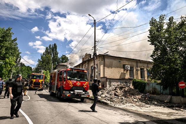Russian occupiers attack Zaporizhzhia with ballistic missiles Rescuers from the State Emergency Service deal with the consequences of a Russian attack, Zaporizhzhia, Ukraine, June 26, 2026. In the afternoon, Russian forces launched two ballistic missiles at the city centre. The attack partially destroyed a one-storey office building, damaged warehouses, shattered windows and damaged the facades and roofs of nearby residential buildings, and set four cars on fire. At least 15 people were injured, including a nine-year-old child., Credit:Dmytro Smolienko Ukrinform Avalon Ukraine, Zaporizhzhia  Copyright: xDmytroxSmolienkox xUkrinformx xAvalonx 1112721399