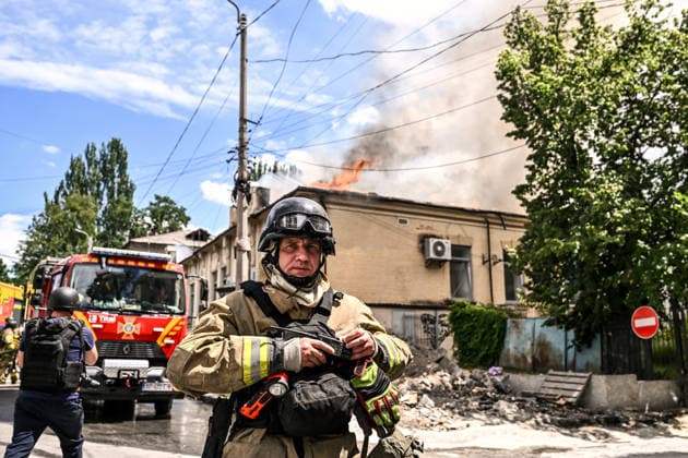 Russian occupiers attack Zaporizhzhia with ballistic missiles Rescuers from the State Emergency Service deal with the consequences of a Russian attack, Zaporizhzhia, Ukraine, June 26, 2026. In the afternoon, Russian forces launched two ballistic missiles at the city centre. The attack partially destroyed a one-storey office building, damaged warehouses, shattered windows and damaged the facades and roofs of nearby residential buildings, and set four cars on fire. At least 15 people were injured, including a nine-year-old child., Credit:Dmytro Smolienko Ukrinform Avalon Ukraine, Zaporizhzhia  Copyright: xDmytroxSmolienkox xUkrinformx xAvalonx 1112721469
