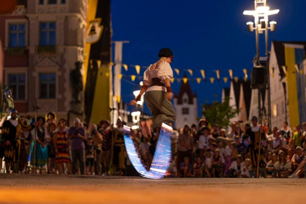 26.06.2026, Frundsbergfest Mindelheim 2026, ein bekanntes Historisches-Fest im Unterallgäu mit tausenden Mitwirkenden. Die Kreisstadt Mindelheim kehrt für eine Woche ins Mittelalter zurück und feiert ihre historische Geschichte. Am ersten Freitag ist Stimmungsvolles Altstadtfest und Lagerleben in den Gassen und Strassen der Innenstadt angesagt. Feuershow am Marienplatz. 26.06.2026, Frundsbergfest Mindelheim 2026 26.06.2026, Frundsbergfest Mindelheim 2026 *** June 26, 2026, Frundsbergfest Mindelheim 2026, a well-known historical festival in the Unterallgäu region with thousands of participants. The district town of Mindelheim returns to the Middle Ages for a week and celebrates its rich history. On the first Friday, visitors can enjoy