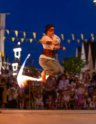 26.06.2026, Frundsbergfest Mindelheim 2026, ein bekanntes Historisches-Fest im Unterallgäu mit tausenden Mitwirkenden. Die Kreisstadt Mindelheim kehrt für eine Woche ins Mittelalter zurück und feiert ihre historische Geschichte. Am ersten Freitag ist Stimmungsvolles Altstadtfest und Lagerleben in den Gassen und Strassen der Innenstadt angesagt. Feuershow am Marienplatz. 26.06.2026, Frundsbergfest Mindelheim 2026 26.06.2026, Frundsbergfest Mindelheim 2026 *** June 26, 2026, Frundsbergfest Mindelheim 2026, a well-known historical festival in the Unterallgäu region with thousands of participants. The district town of Mindelheim returns to the Middle Ages for a week and celebrates its rich history. On the first Friday, visitors can enjoy