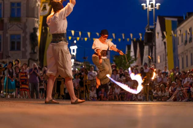 26.06.2026, Frundsbergfest Mindelheim 2026, ein bekanntes Historisches-Fest im Unterallgäu mit tausenden Mitwirkenden. Die Kreisstadt Mindelheim kehrt für eine Woche ins Mittelalter zurück und feiert ihre historische Geschichte. Am ersten Freitag ist Stimmungsvolles Altstadtfest und Lagerleben in den Gassen und Strassen der Innenstadt angesagt. Feuershow am Marienplatz. 26.06.2026, Frundsbergfest Mindelheim 2026 26.06.2026, Frundsbergfest Mindelheim 2026 *** June 26, 2026, Frundsbergfest Mindelheim 2026, a well-known historical festival in the Unterallgäu region with thousands of participants. The district town of Mindelheim returns to the Middle Ages for a week and celebrates its rich history. On the first Friday, visitors can enjoy