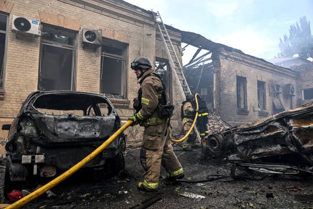 Russian occupiers attack Zaporizhzhia with ballistic missiles Rescuers from the State Emergency Service deal with the consequences of a Russian attack, Zaporizhzhia, Ukraine, June 26, 2026. In the afternoon, Russian forces launched two ballistic missiles at the city centre. The attack partially destroyed a one-storey office building, damaged warehouses, shattered windows and damaged the facades and roofs of nearby residential buildings, and set four cars on fire. At least 15 people were injured, including a nine-year-old child., Credit:Dmytro Smolienko Ukrinform Avalon Ukraine, Zaporizhzhia  Copyright: xDmytroxSmolienkox xUkrinformx xAvalonx 1112721549