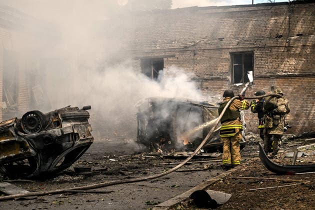 Russian occupiers attack Zaporizhzhia with ballistic missiles Rescuers from the State Emergency Service pour water onto a burning car that caught fire due to a Russian attack, Zaporizhzhia, Ukraine, June 26, 2026. In the afternoon, Russian forces launched two ballistic missiles at the city centre. The attack partially destroyed a one-storey office building, damaged warehouses, shattered windows and damaged the facades and roofs of nearby residential buildings, and set four cars on fire. At least 15 people were injured, including a nine-year-old child., Credit:Dmytro Smolienko Ukrinform Avalon Ukraine, Zaporizhzhia  Copyright: xDmytroxSmolienkox xUkrinformx xAvalonx 1112721561