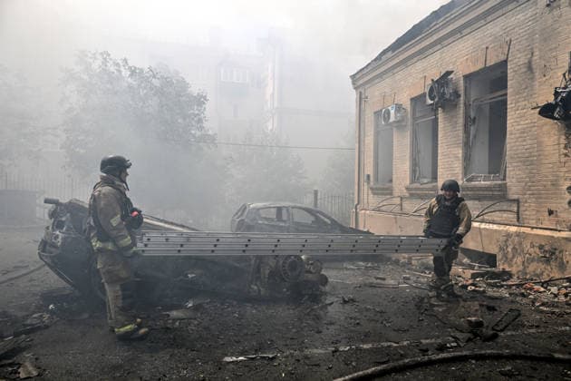 Russian occupiers attack Zaporizhzhia with ballistic missiles Rescuers from the State Emergency Service carry a telescopic ladder during a response effort to a Russian attack, Zaporizhzhia, Ukraine, June 26, 2026. In the afternoon, Russian forces launched two ballistic missiles at the city centre. The attack partially destroyed a one-storey office building, damaged warehouses, shattered windows and damaged the facades and roofs of nearby residential buildings, and set four cars on fire. At least 15 people were injured, including a nine-year-old child., Credit:Dmytro Smolienko Ukrinform Avalon Ukraine, Zaporizhzhia  Copyright: xDmytroxSmolienkox xUkrinformx xAvalonx 1112721571