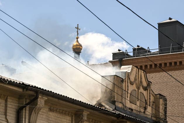 Russian occupiers attack Zaporizhzhia with ballistic missiles A dome of a church towers over a building, where a roof caught fire due to a Russian attack, Zaporizhzhia, Ukraine, June 26, 2026. In the afternoon, Russian forces launched two ballistic missiles at the city centre. The attack partially destroyed a one-storey office building, damaged warehouses, shattered windows and damaged the facades and roofs of nearby residential buildings, and set four cars on fire. At least 15 people were injured, including a nine-year-old child., Credit:Dmytro Smolienko Ukrinform Avalon Ukraine, Zaporizhzhia  Copyright: xDmytroxSmolienkox xUkrinformx xAvalonx 1112721578