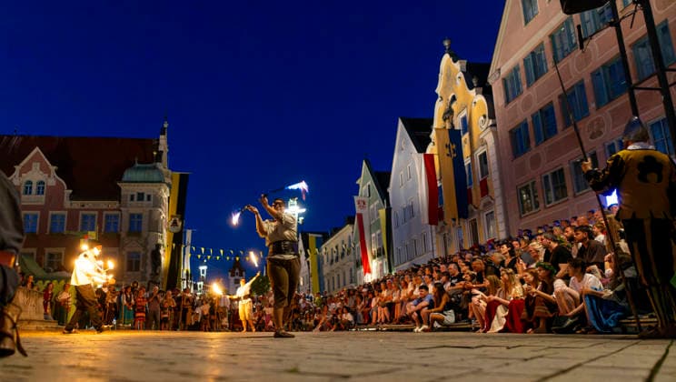 26.06.2026, Frundsbergfest Mindelheim 2026, ein bekanntes Historisches-Fest im Unterallgäu mit tausenden Mitwirkenden. Die Kreisstadt Mindelheim kehrt für eine Woche ins Mittelalter zurück und feiert ihre historische Geschichte. Am ersten Freitag ist Stimmungsvolles Altstadtfest und Lagerleben in den Gassen und Strassen der Innenstadt angesagt. Feuershow am Marienplatz. 26.06.2026, Frundsbergfest Mindelheim 2026 26.06.2026, Frundsbergfest Mindelheim 2026 *** June 26, 2026, Frundsbergfest Mindelheim 2026, a well-known historical festival in the Unterallgäu region with thousands of participants. The district town of Mindelheim returns to the Middle Ages for a week to celebrate its rich history. On the first Friday, visitors can enjoy a